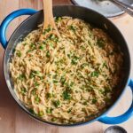 One-Pot-Orzo mit Erbsen und Parmesan