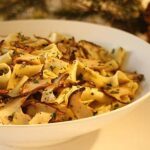 Handgeschnittene Pappardelle mit Wildpilzen und schwarzer Trüffelbutter