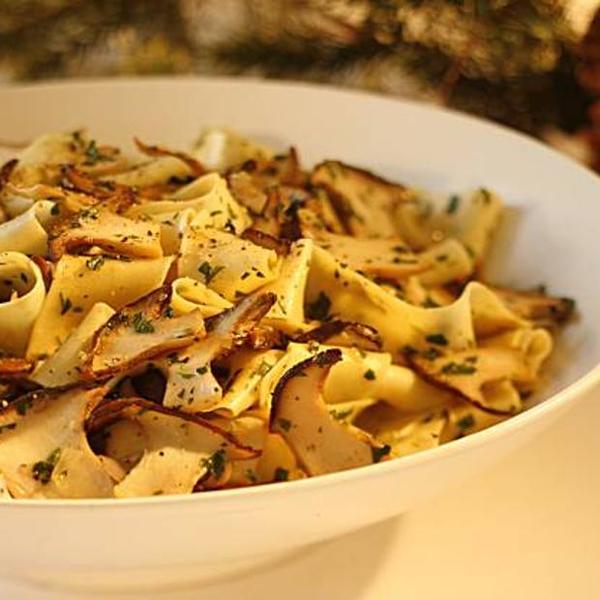 Handgeschnittene Pappardelle mit Wildpilzen und schwarzer Trüffelbutter