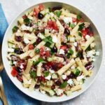 Griechischer Nudelsalat mit Feta und Oliven