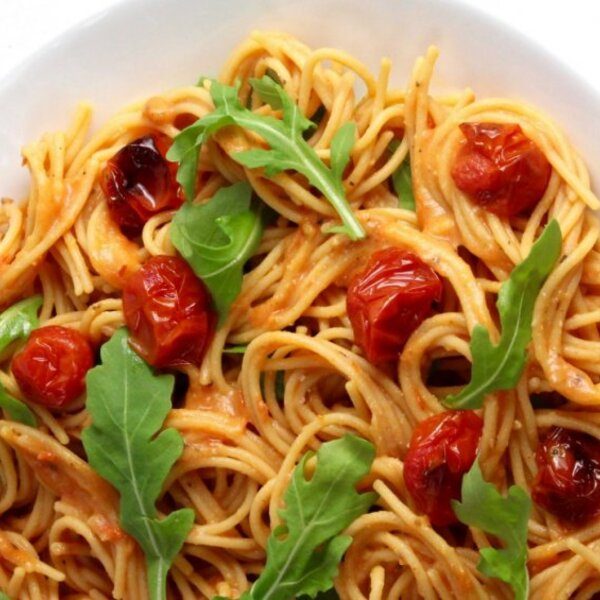 Rote Linsenspaghetti mit veganer Blumenkohl-Rosa-Sauce und Rucola