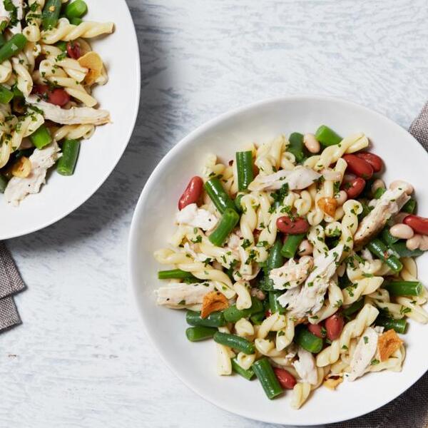 Drei-Bohnen-Hühnchen-Nudelsalat mit Knoblauchöl