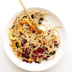 Vegane Spaghetti Aglio e Olio mit Delicata-Kürbis, Grünkohl + Granatapfel