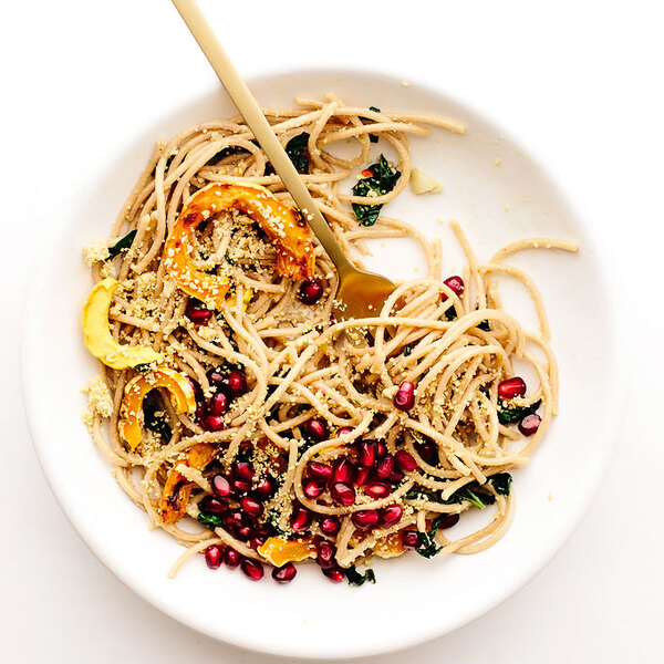 Vegane Spaghetti Aglio e Olio mit Delicata-Kürbis, Grünkohl + Granatapfel