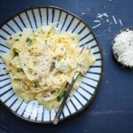 Fettuccine mit Maiscreme und gerösteten Frühlingszwiebeln