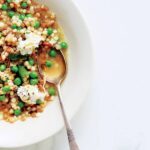 Fregola mit grünen Erbsen, Minze und Ricotta