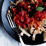 Frische Mandelfettuccine mit Tomaten-Basilikumsauce