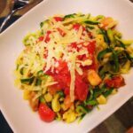 Zucchini-Spaghetti mit Mais und gerösteten Tomaten