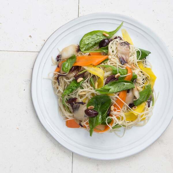 Spaghettini mit Karotten, Oliven und rotem Endiviensalat