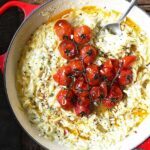 Käse-Orzo mit gerösteten Kirschtomaten