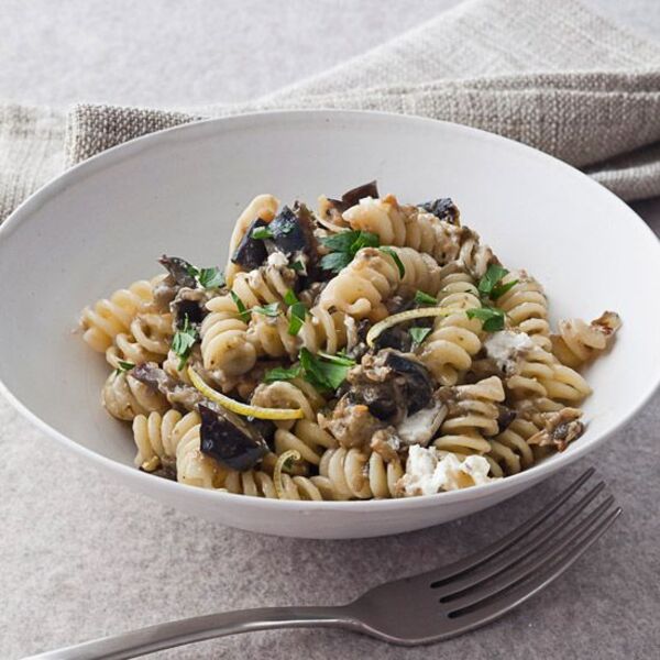 Fusilli mit gerösteten Auberginen und Ziegenkäse