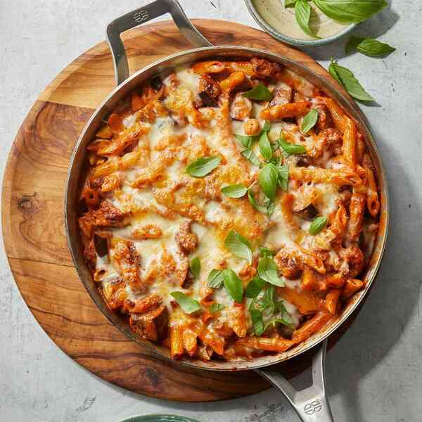 Penne mit Wurst & Auberginen-Bolognese