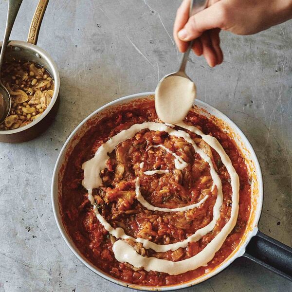 Tahini mit gebrannter Aubergine und Tomate aus der Ottolenghi Test Kitchen