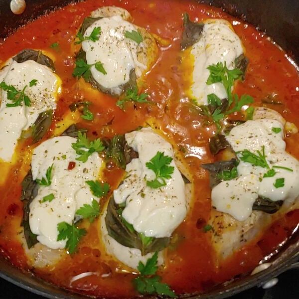 Hühnchen Marinara Caprese aus einer Pfanne