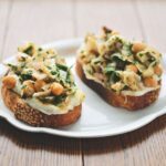 Marinierte Fenchel-Kichererbsen-Salat-Tartines mit geschlagenem Feta