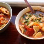 Lachsbrühe-Minestrone mit eifreien Farfalle