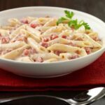 Penne Alfredo mit Tomaten-Pasta