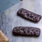 Hausgemachte vegane Double Chocolate Chunk Ques