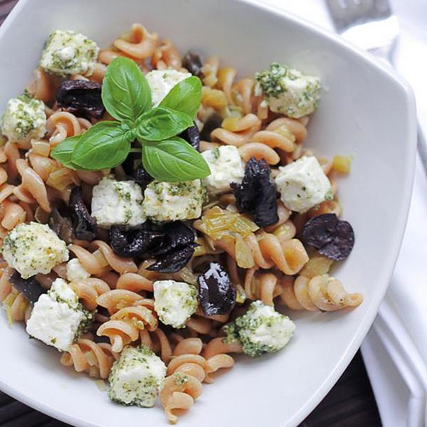 Pasta mit Feta, Pesto und schwarzen Oliven