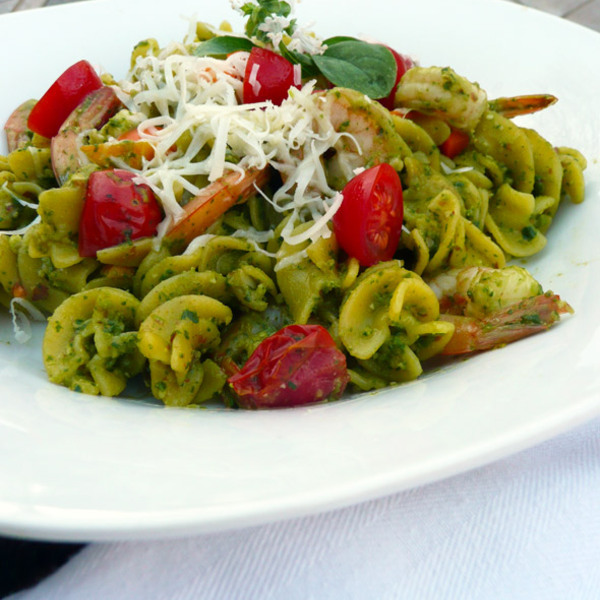 Garnelennudeln mit Koriander-Mandel-Pesto