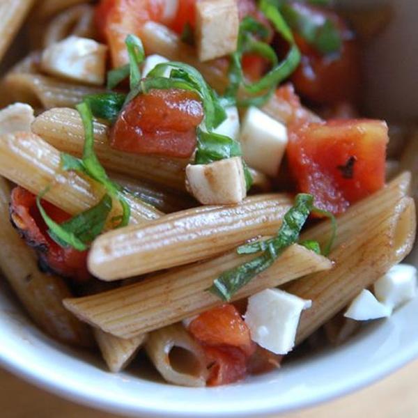 Schneller Penne-Nudelsalat mit Balsamico-Vinaigrette