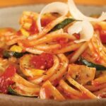 Mediterrane Kräuterpasta mit Gemüse und Tomaten