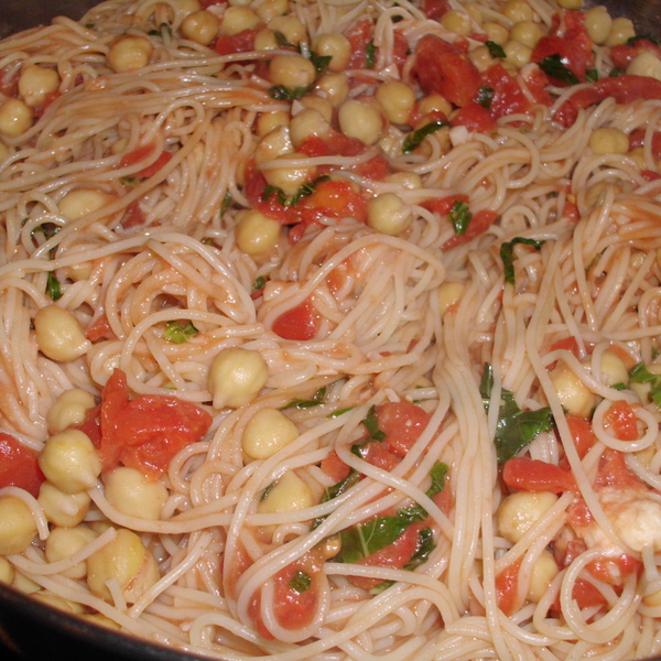 Pastapfanne mit Tomaten und Bohnen