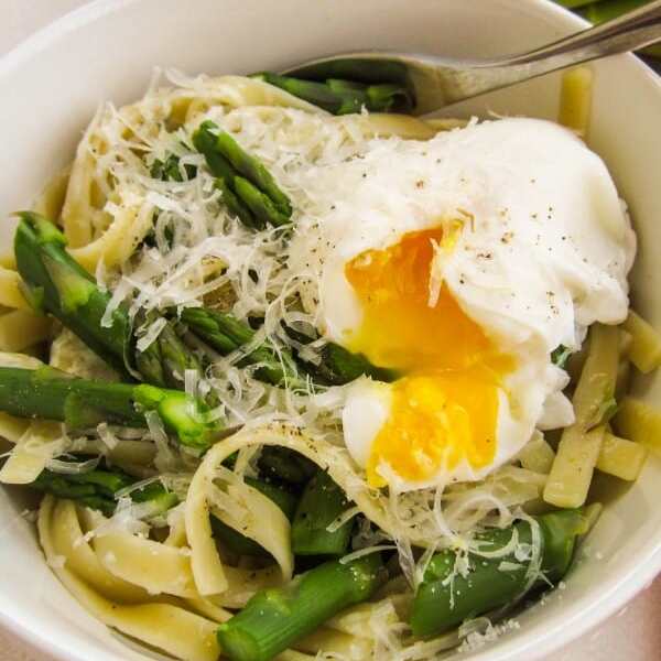 Spargel und pochierte Eier auf Pasta