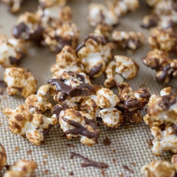 Erdnussbutter-Cup-Popcorn von DIY Vegan