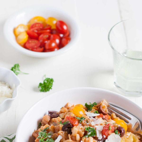 One Pot Pasta Puttanesca mit Puzzle Pasta