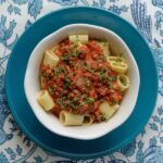 Vegane Bolognesesauce über Rigatoni