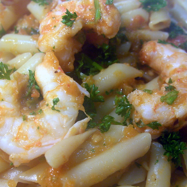 Pasta mit Tomaten und Garnelen