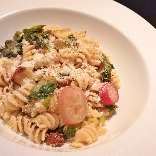 Pasta mit Radieschen, geröstetem Knoblauch, Endivie und Pancetta