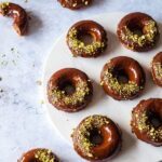 Vegane, mit Schokolade glasierte gebackene Donuts