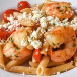 Pasta mit Basilikum, Garnelen und Tomaten und Feta