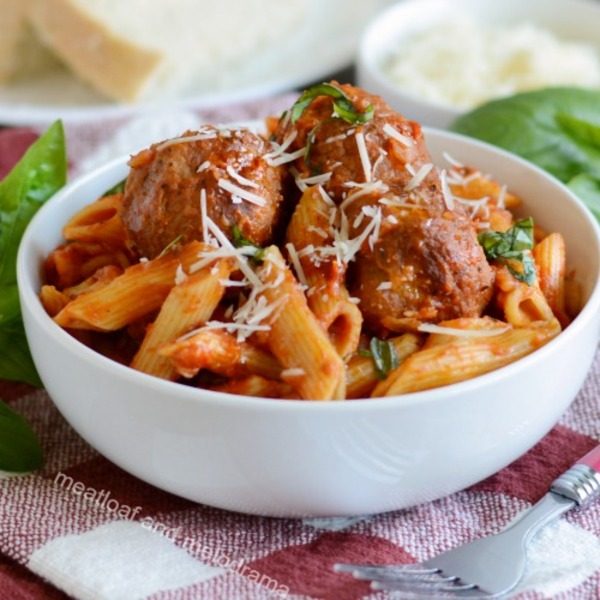 Instant-Pasta und Fleischbällchen