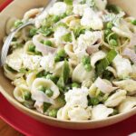 Warmer Nudel-, Erbsen- und Ricotta-Salat