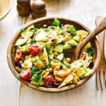 Vegetarischer Hummus-Nudelsalat