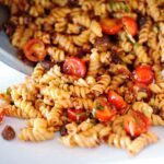 Nudelsalat mit sonnengetrockneten Tomaten