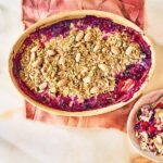 Vegane gebackene Haferflocken mit Mandeln und Beeren