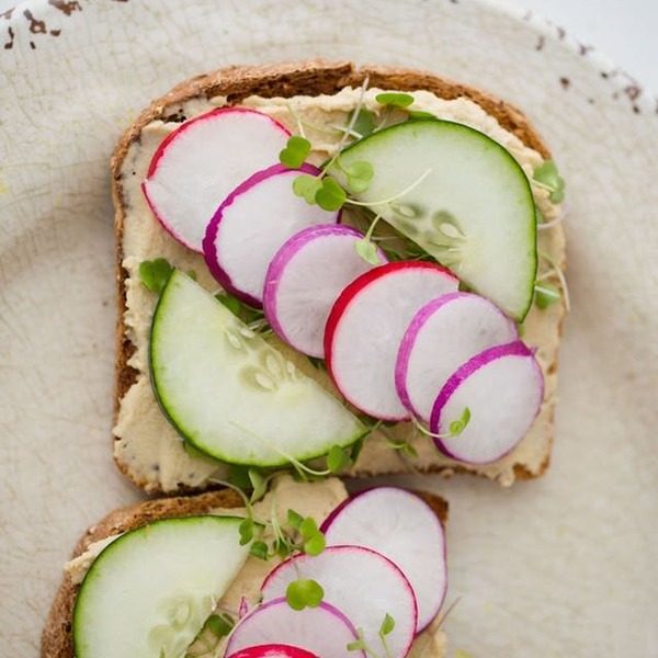 Veganes Snack-Rezept: Toast mit Hummus und Gemüse