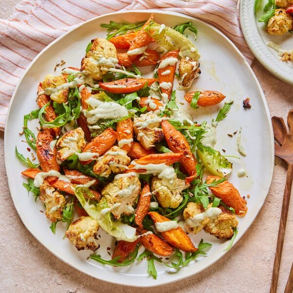 Mit Kreuzkümmel geröstete Karotten und Blumenkohl mit grünem Tahini-Dressing