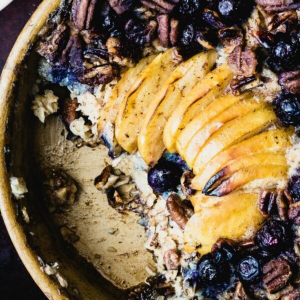 Veganer gebackener Haferbrei mit Blaubeeren und Äpfeln