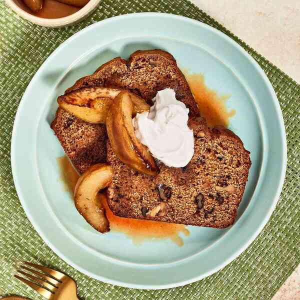 Walnuss-Gewürzkuchen mit Butterscotch-Birnen