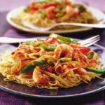 Gesunde Pasta mit Pesto aus sonnengetrockneten Tomaten und Garnelen