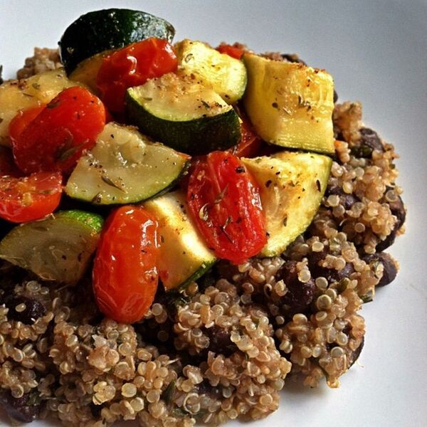 Schwarze Bohnen-Quinoa mit geröstetem Gemüse