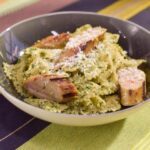 Pasta mit Pesto aus Spinat, Walnüssen und Sultaninen mit italienischer Hühnerwurst