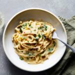 Cremige Fettuccine Alfredo mit weißen Bohnen