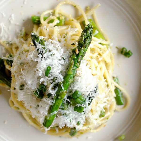 Pasta mit Frühlingszwiebel-Ingwer-Pesto und Spargel