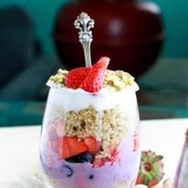 Veganes Quinoa-Pistazienbeeren-Parfait | Eth